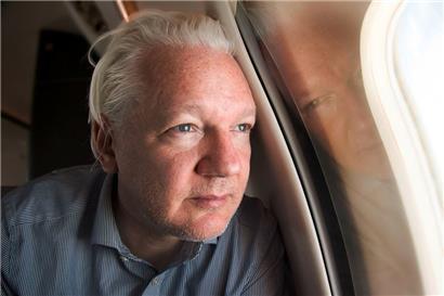 Julian Assange gestern auf dem Flug nach Bangkok
