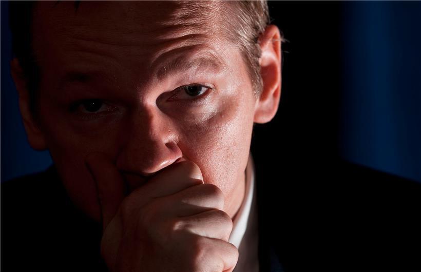 Julian Assange im Jahr 2010 während einer Pressekonferenz im Park Plaza Hotel in London

