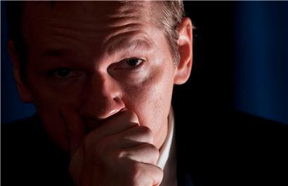 Julian Assange im Jahr 2010 während einer Pressekonferenz im Park Plaza Hotel in London
