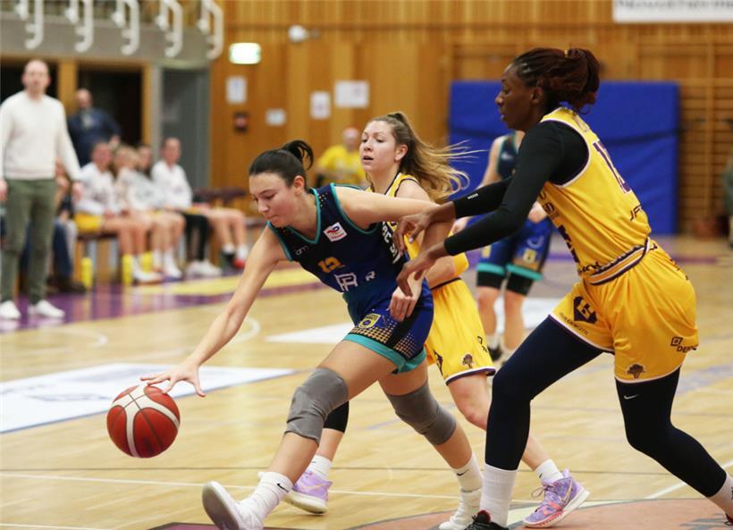 Julianne Missavage (in Blau) und die Sangliers Wiltz müssen plötzlich wieder um den Verbleib in der LBBL bangen 
