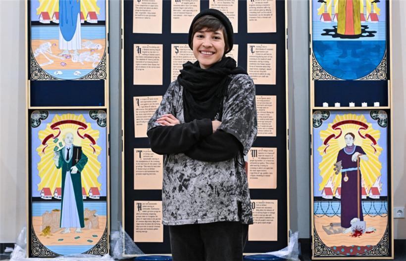 Julie Wagener devant son retable inspiré du documentaire „Four Horsemen“
