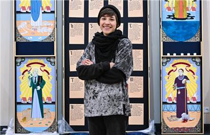 Julie Wagener devant son retable inspiré du documentaire „Four Horsemen“
