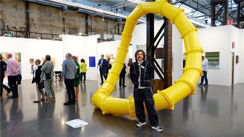 Julien Hübsch vor seiner Skulptur bei der ART Düsseldorf 2026