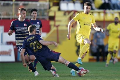 Julien Klein (M.) und Kevin van den Kerkhof (r.) dürften sich heute Abend wieder auf den Füßen stehen
