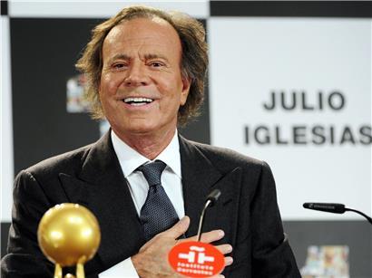 Julio Iglesias 2011 bei Preisverleihung in elegantem Anzug, spanischer Sänger und Musiklegende