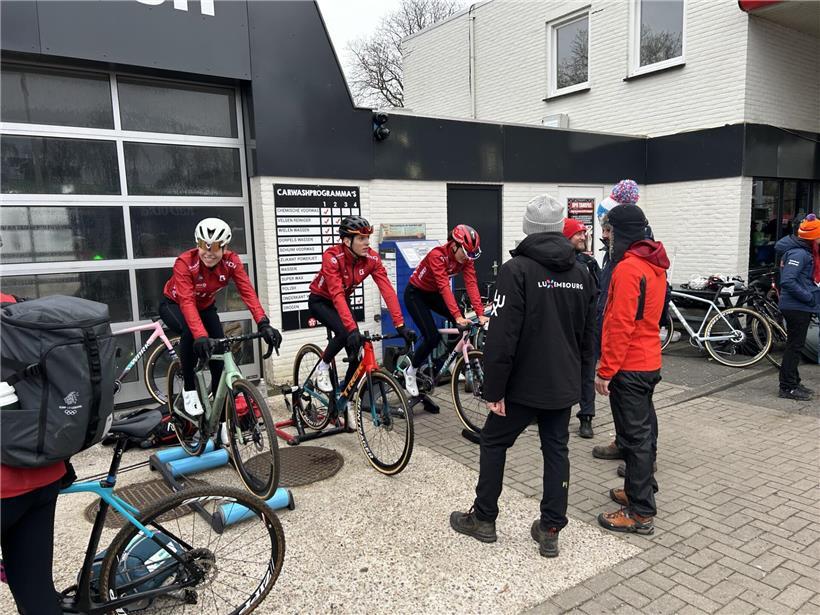 June Nothum, Lennox Papi und Marie Schreiber beim Ausfahren nach Team-Staffelrennen gestern