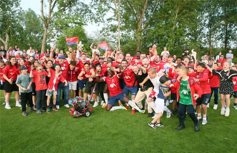 Jung und Alt feierten den Klassenerhalt auf dem Niederkorner Platz
