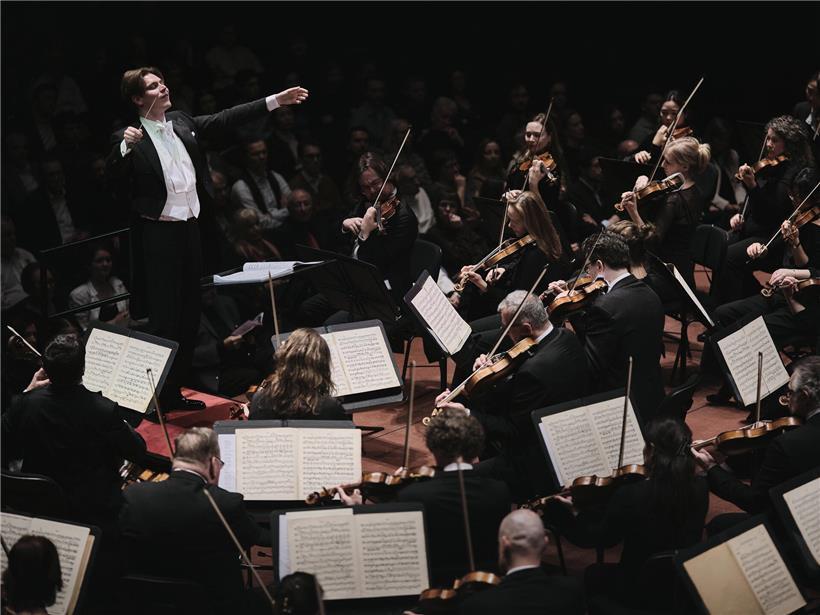 Jung und talentiert: Dirigent Klaus Mäkelä am Pult eines Orchesters in klassischer Konzertkleidung