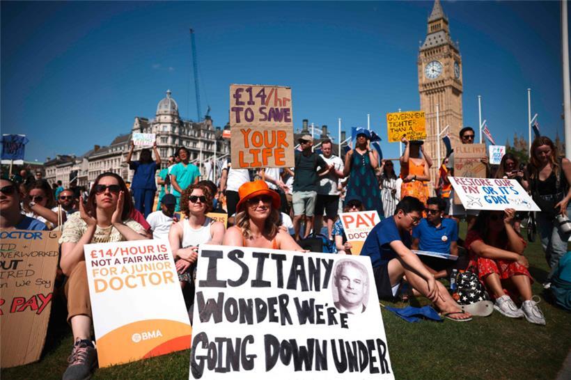 Junge Ärztinnen während einem der letzten Streiktage in London

