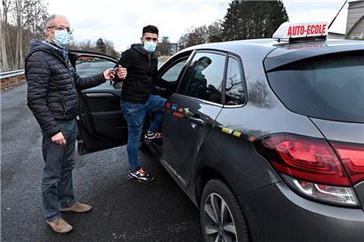 Junge Autofahrer bestehen eher, wenn sie vorher in Begleitung ihrer Eltern Erfahrung sammeln konnten 
