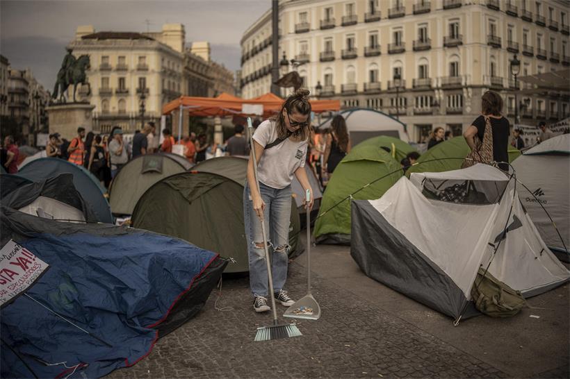 Junge Menschen protestieren mit einem Zeltlager an der Puerta del Sol in Madrid gegen die zu hohen Mietpreise und die Wohnungskrise im Land
