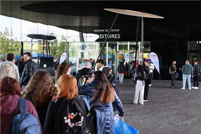 Junge Menschen versammeln sich in Belval vor der „Maison du savoir“ zum Welcome Day 
