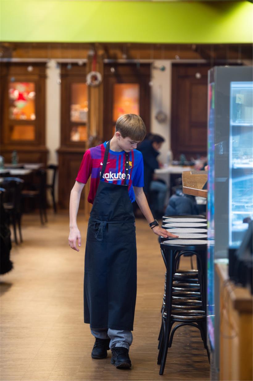 Junge Servicekraft in der Cafeteria