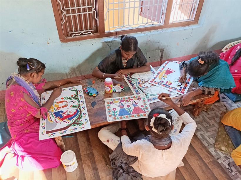 Junge nepalesische Frauen beim Erlernen der „Art Mithila“-Kunst
