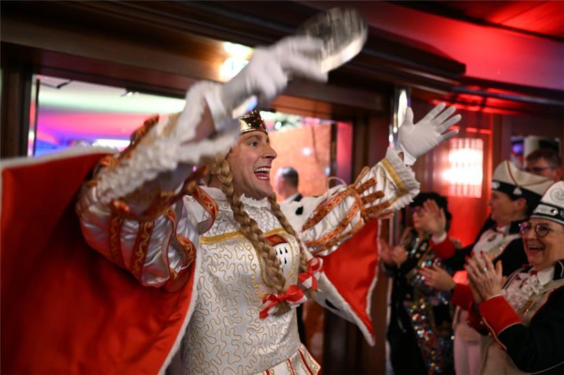 Jungfrau Marlis schwingt sich bei einer Sietzung durch die Gäste