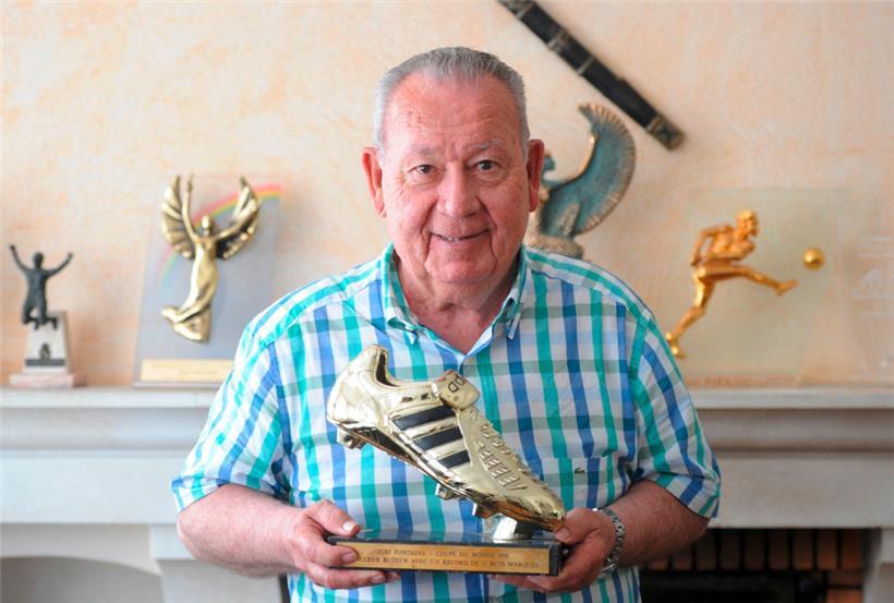 Just Fontaine, hier ein Bild aus dem Jahr 2013, mit der Trophäe für den besten Torschützen bei der der WM 1958
