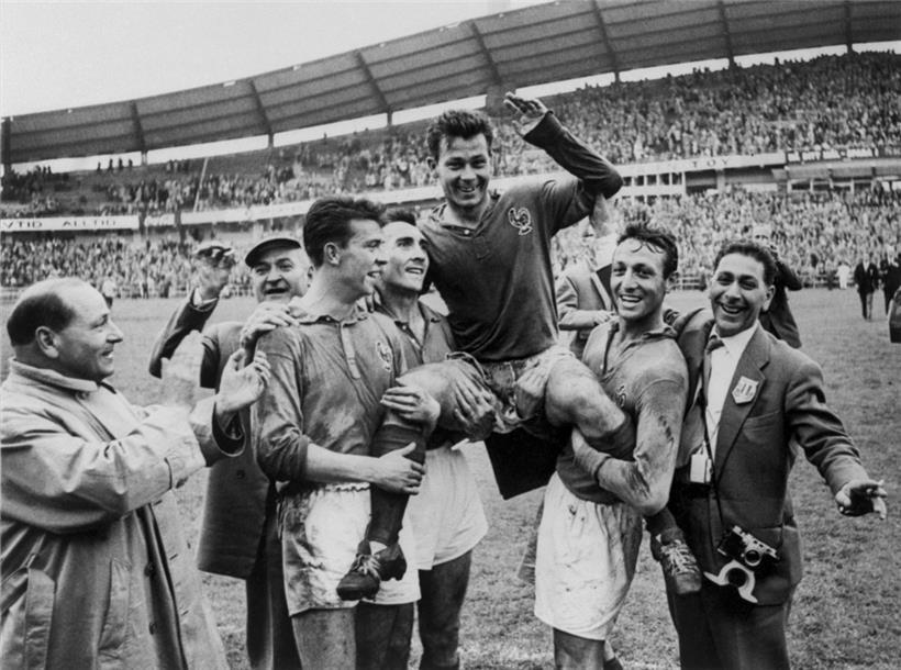 Just Fontaine jubelt nach vier Treffern im Spiel um den dritten Platz bei der WM 1958 in Schweden gegen Deutschland.
