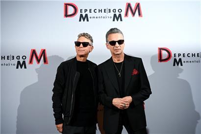 Just can’t get enough: Martin Gore (l) und Dave Gahan wollen wieder als „Depeche Mode“ Musik für die Massen machen
