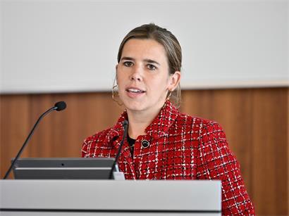 Justizministerin Elisabeth Margue bei einer Rede vor dem Parlamentsgebäude, Thema Recht und Gesetz
