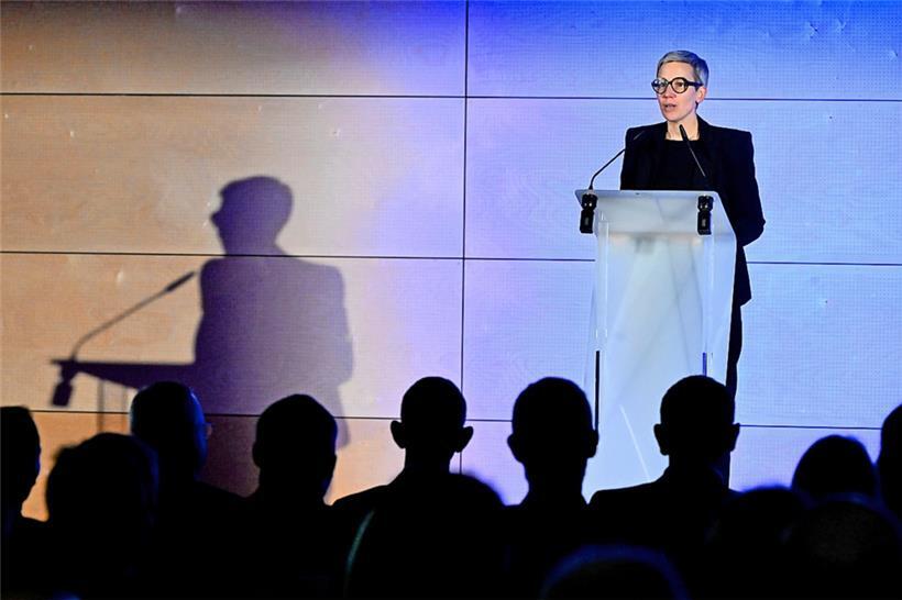 Justizministerin Sam Tanson sieht den Freiheitsentzug als letztes Mittel und will Alternativen wie Fussfessel stärken
