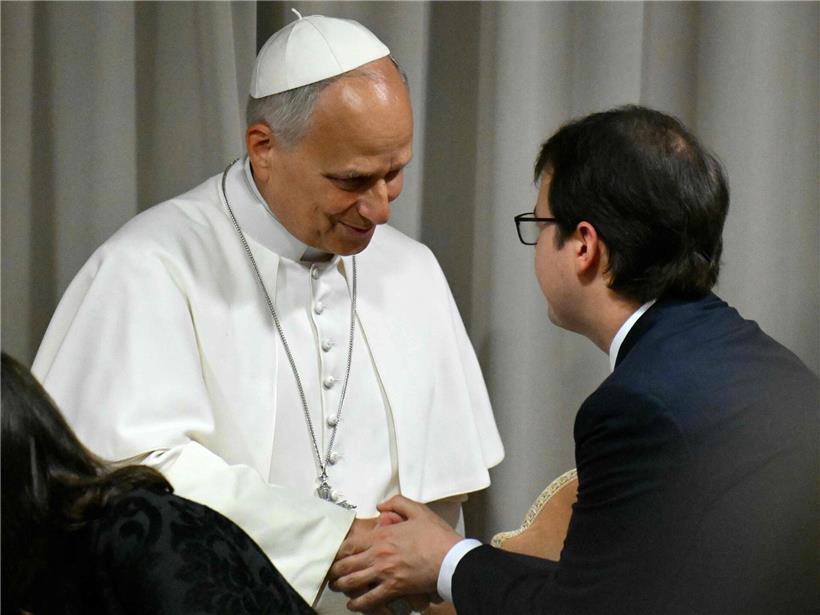 Anthropic-Gründer Christopher Olah schüttelt Papst Leo XIV. die Hand bei Vorstellung der Enzyklika „Magnifica Humanitas“ zur KI