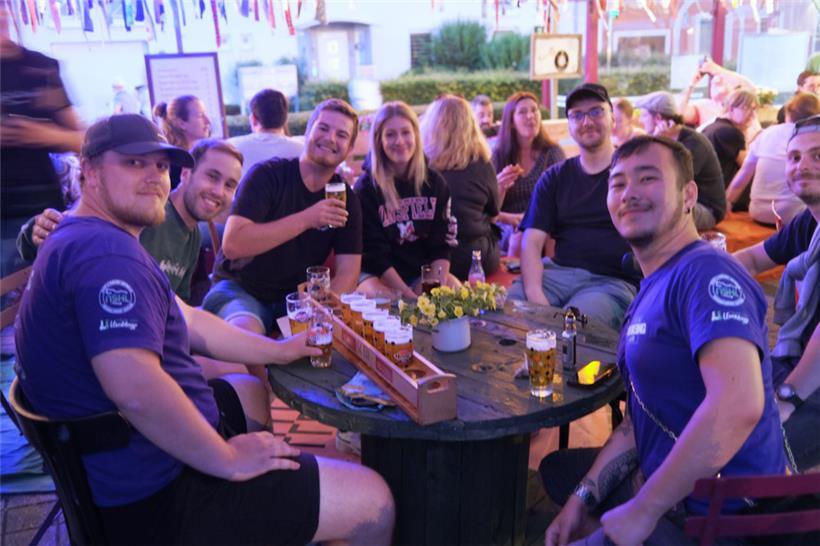 Kabeltrommel als Biertisch – und Platz für die Füße ist auch vorhanden