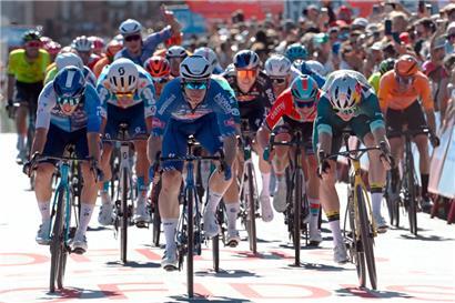 Kaden Groves (Mitte) triumphierte am Sonntag auf der zweiten Etappe, Wout van Aert (r.) sicherte sich die Gesamtführung
