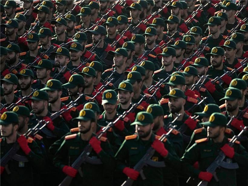 Kadetten der iranischen Revolutionsgarde marschieren in Uniform bei jährlicher Militärparade im Iran