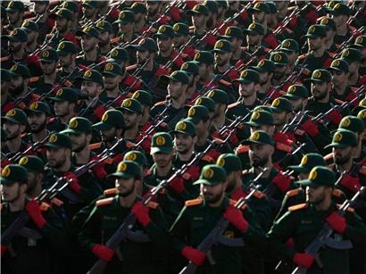 Kadetten der iranischen Revolutionsgarde marschieren in Uniform bei jährlicher Militärparade im Iran