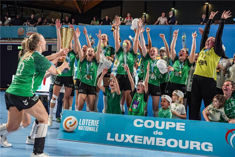 Käerjeng feiert Pokalsieg 2024, jubelnde Spieler mit Pokal in der Hand nach erstem Titel seit 2022