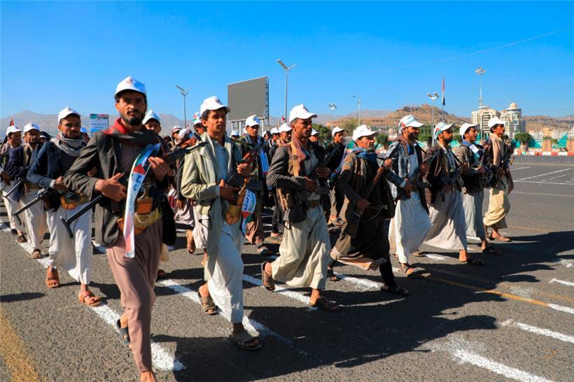 Kämpfer der Huthi zeigen sich während einer Parade Anfang Dezember in der jemenitischen Hauptstadt Sanaa solidarisch mit den Palästinensern

