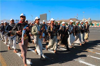 Kämpfer der Huthi zeigen sich während einer Parade Anfang Dezember in der jemenitischen Hauptstadt Sanaa solidarisch mit den Palästinensern

