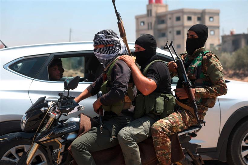 Kämpfer von Beduinenstämmen fahren mit Motorrädern durch das Dorf al-Mazraa in der südsyrischen Provinz Suwaida, während die Zusammenstöße mit drusischen Bewaffneten weitergehen
