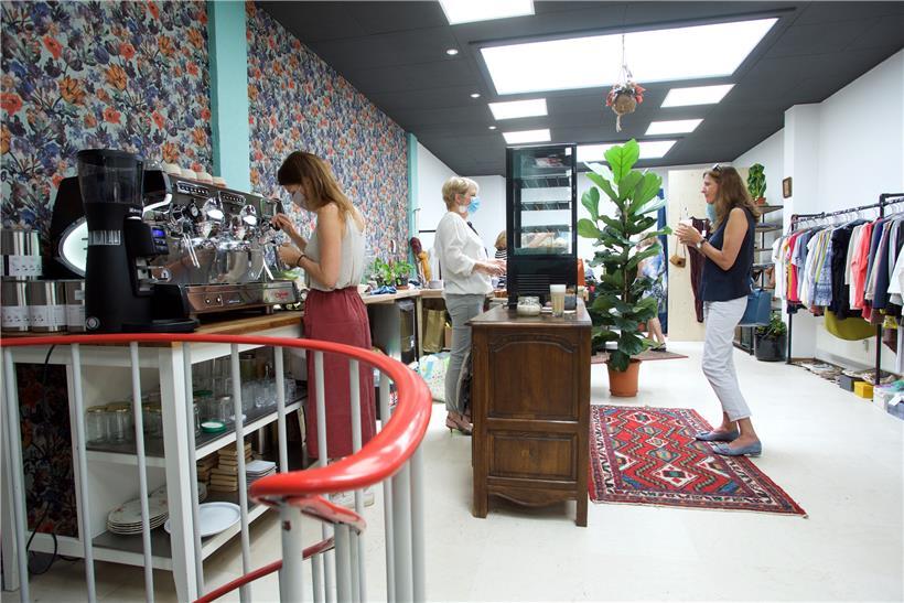 Kaffee und Kuchen gibt es aktuell nur zum Mitnehmen, denn Essen im Lokal ist derzeit noch verboten
