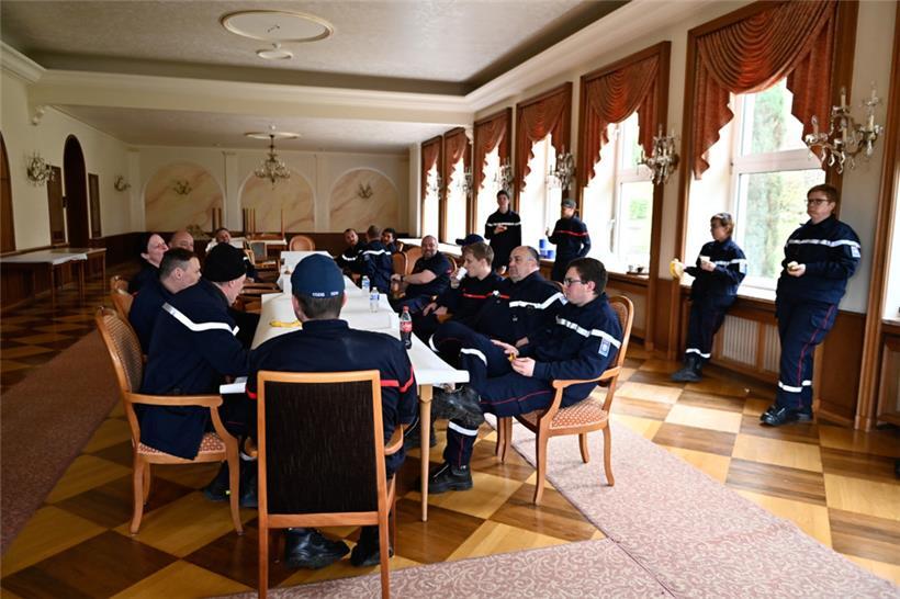 Kaffeepause in elegantem Rahmen: Auf gepolsterten Stühlen lassen die Helferinnen...