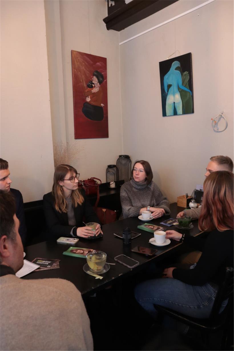 Kaffeerunde mit Interessierten: Jeanne Dillschneider (Mitte links)
