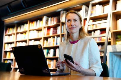 Kaja Kallas, Ministerpräsidentin Estlands, gibt während der Parlamentswahlen ihre Stimme ab – auf einem Laptop über ein Internet-Wahlsystem. Die Wahl endet am Sonntag. Bei der letzten Wahl setzten mehr als ein Viertel aller Wahlberechtigten ihre Kreuzchen online.
