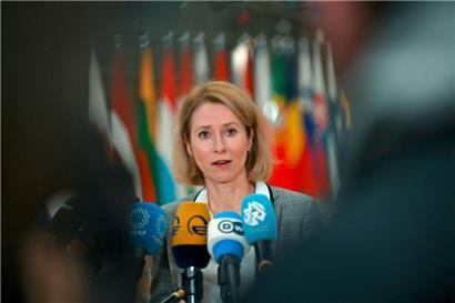 Kaja Kallas spricht bei ihrer Ankunft am 16. Dezember 2024 im Europa-Gebäude in Brüssel mit der Presse
