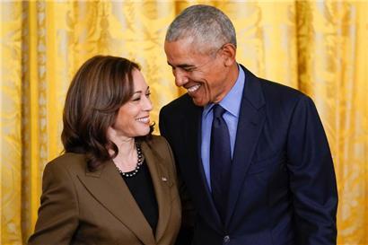 Kamala Harris, Vizepräsidentin der USA, und Barack Obama, ehemaliger Präsident der USA, sprechen im East Room des Weißen Hauses miteinander

