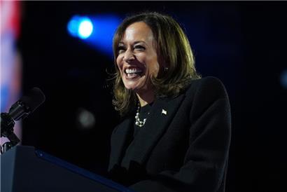 Kamala Harris spricht während einer Wahlkampfveranstaltung im Philadelphia Museum of Art
