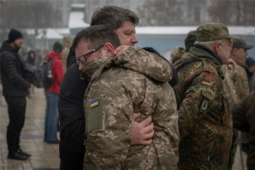 Kameraden trauern am 26.11. während einer Beerdigungszeremonie für den ukrainischen Soldaten Valeriy Krasnyan, der während der Kämpfe mit russischen Truppen in der Region Charkiw getötet wurde
