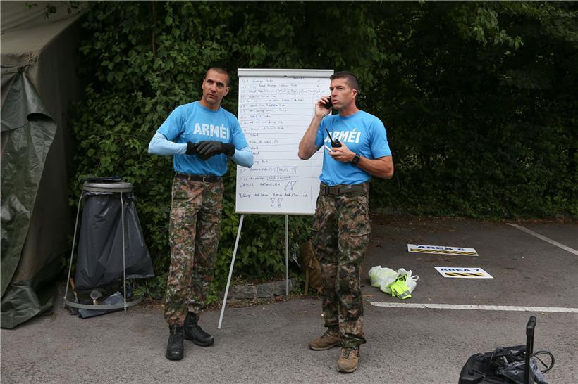 „Kameradschaft in der Armee ist wichtig“, sagt Adjutant Major John Derneden (rechts im Bild), hier im Rahmen einer Militärübung mit Unteroffizier Thierry Dondelinger  
