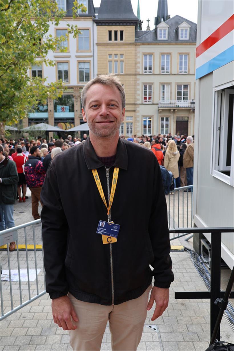 Kameramann Jérôme ist für die Berichterstattung über den Thronwechsel aus Belgien angereist 
