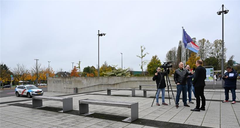 Kamerateam vor dem Atert-Lycée:  Die Luxemburger Behörden glänzten im Fach Kommunikation mal wieder mit Abwesenheit
