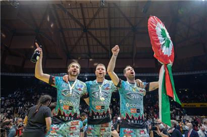 Kamil Rychlicki (links) freute sich am Wochenende über den Pokalsieg
