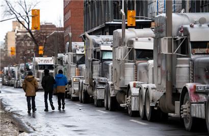Kanada, Ottawa: Lastwagen parken auf der Metcalfe Street, während eine Kundgebung gegen die Covid-19-Beschränkungen, die als landesweiter Konvoi aus Protest gegen ein bundesweites Impfmandat für Lkw-Fahrer begann und in Ottawa, Ontario, weitergeht
