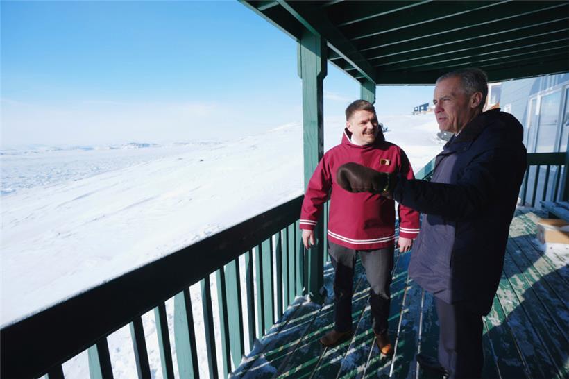 Kanadas Premierminister Mark Carney (r.) trifft sich mit Nunavuts Premierminister P.J. Akeeagok im Amtssitz des Nunavut-Kommissars in Iqaluit: Kanada will seine Gebiete in der Arktis besser beschützen
