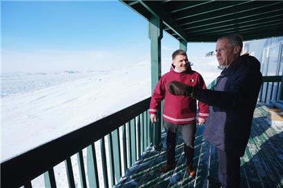 Kanadas Premierminister Mark Carney (r.) trifft sich mit Nunavuts Premierminister P.J. Akeeagok im Amtssitz des Nunavut-Kommissars in Iqaluit: Kanada will seine Gebiete in der Arktis besser beschützen
