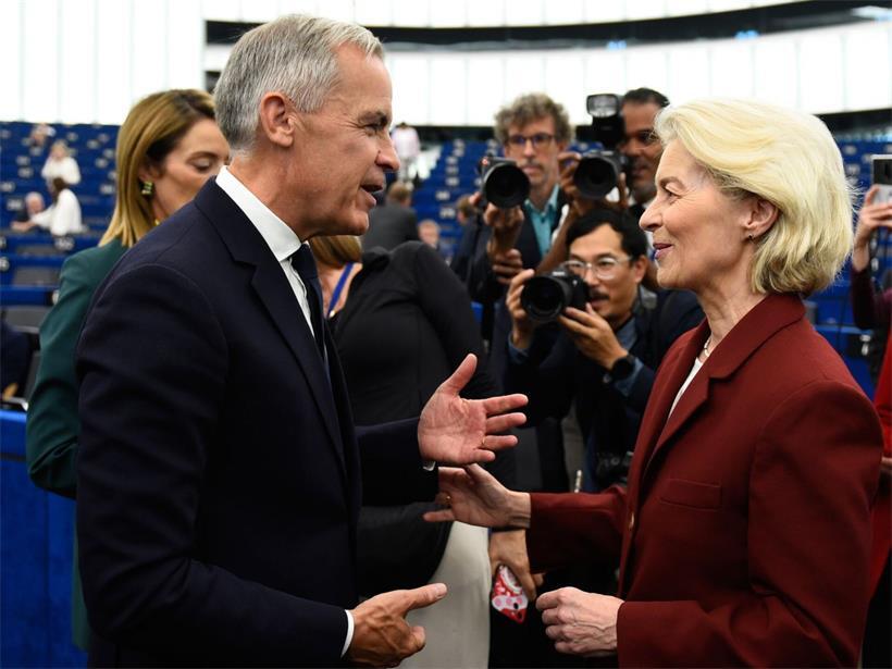 Kanadas Premierminister Mark Carney (vorne links) spricht im Europäischen Parlament in Straßburg im Osten Frankreichs mit der Präsidentin der Europäischen Kommission, Ursula von der Leyen