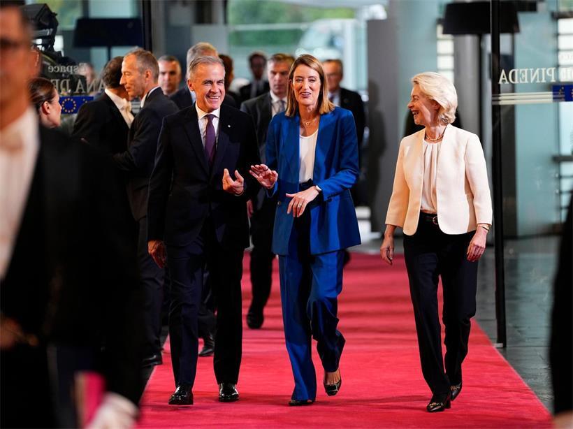 Kanadas Premierminister Mark Carney wird von der Präsidentin des Europäischen Parlaments, Roberta Metsola (M), und der Präsidentin der Europäischen Kommission, Ursula von der Leyen (r), begrüßt